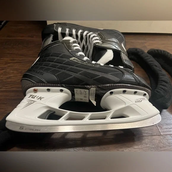 COPY - COPY - Bauer Nexus 5000 Hockey Skates w/ blade covers - Picture 2 of 9